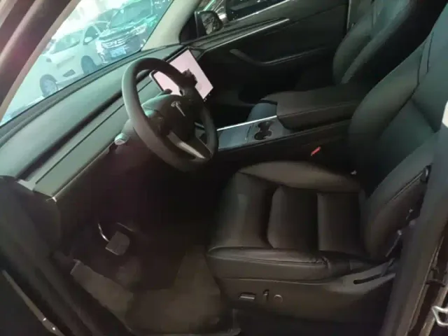 Tesla Model Y — Фото автомобиля 14