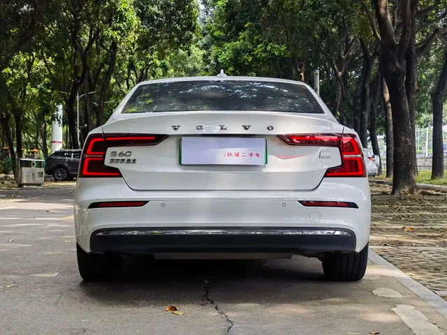 Volvo S60 Plug-in Hybrid — Фото автомобиля 7