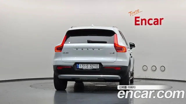Volvo XC40 — Фото автомобиля 4