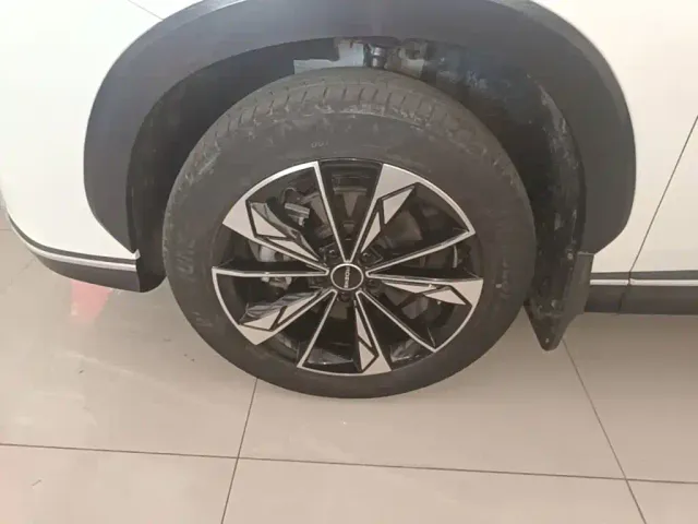Roewe RX5 — Фото автомобиля 22