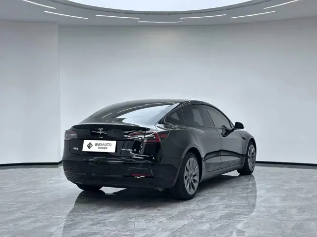 Tesla Model 3 — Фото автомобиля 4