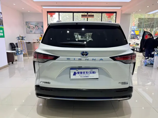 Toyota Sienna — Фото автомобиля 5