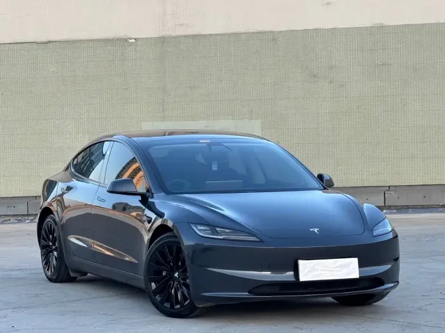 Tesla Model 3 — Фото автомобиля 3