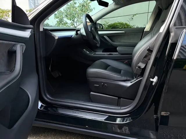Tesla Model Y — Фото автомобиля 8