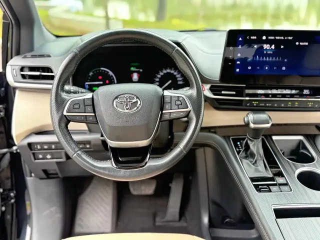 Toyota Sienna — Фото автомобиля 10