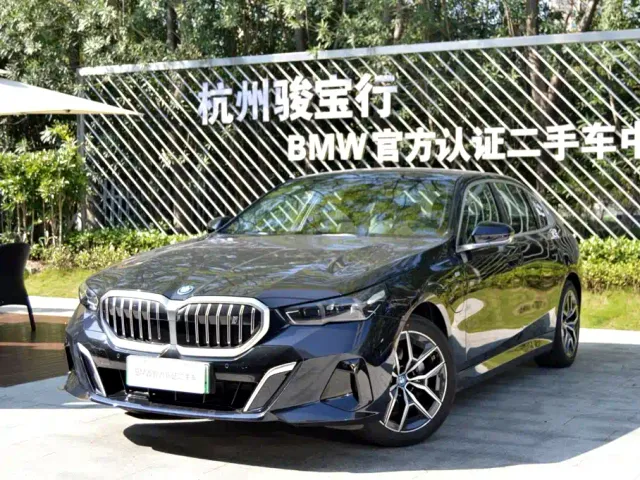 Фотография автомобиля — BMW i5