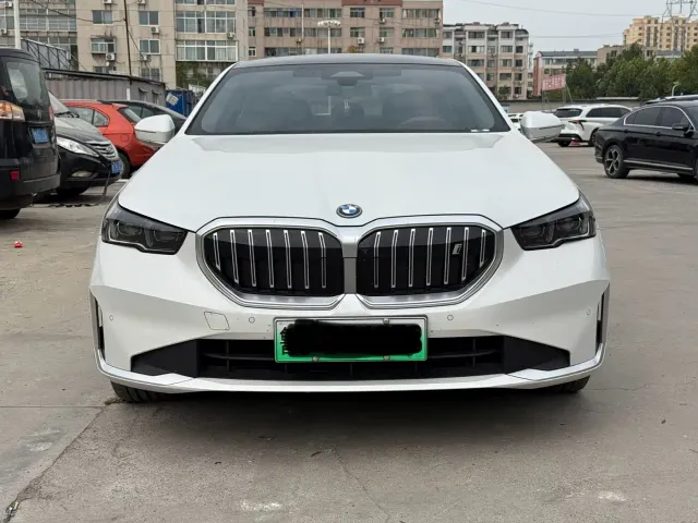 BMW i5 — Фото автомобиля 2