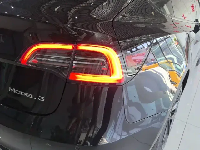 Tesla Model 3 — Фото автомобиля 7