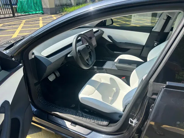 Tesla Model 3 — Фото автомобиля 9