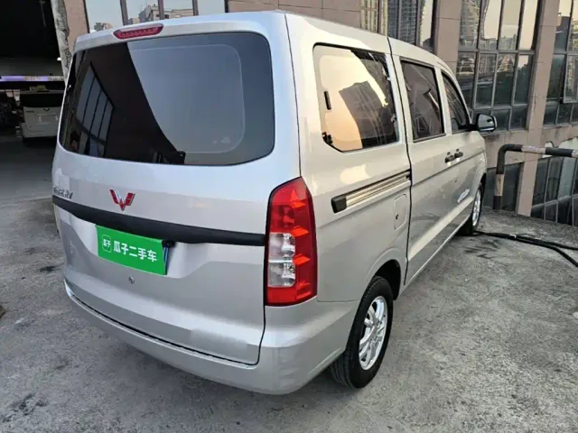 Wuling Hongguang V — Фото автомобиля 6