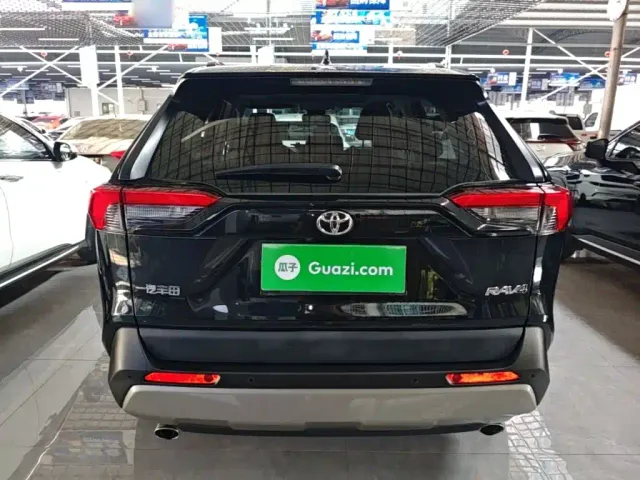Toyota RAV4 — Фото автомобиля 3
