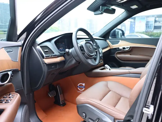 Volvo XC90 — Фото автомобиля 9