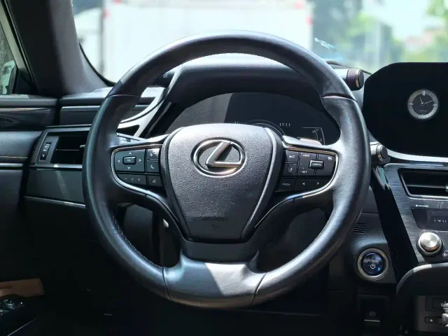 Lexus ES — Фото автомобиля 11