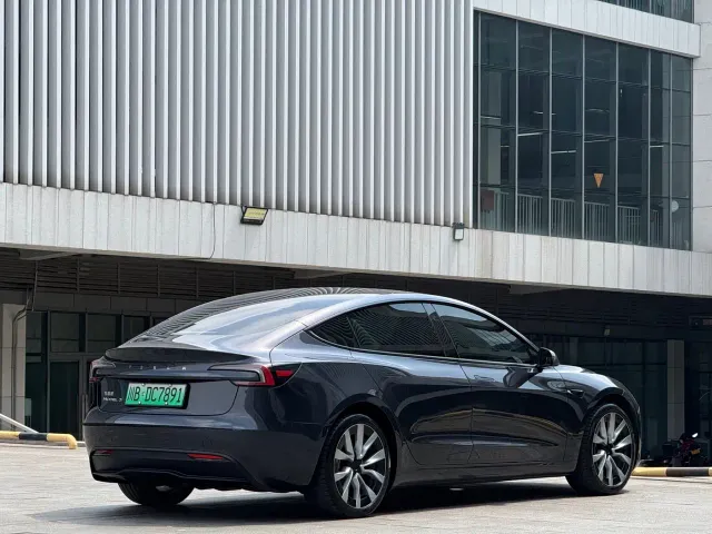 Tesla Model 3 — Фото автомобиля 5