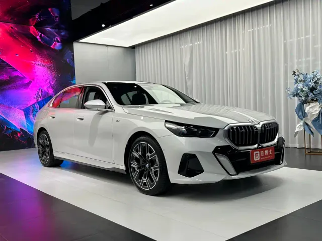 BMW 5 Series — Фото автомобиля 3