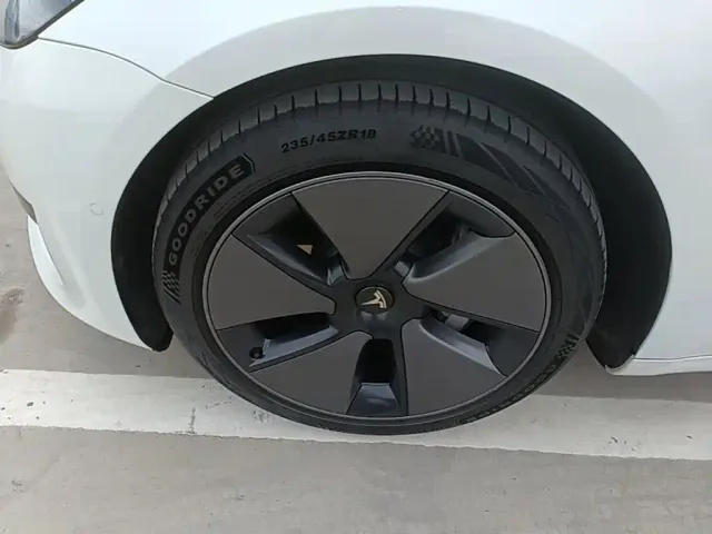 Tesla Model 3 — Фото автомобиля 22