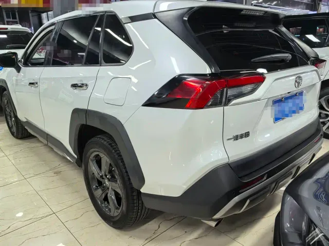 Toyota RAV4 — Фото автомобиля 4