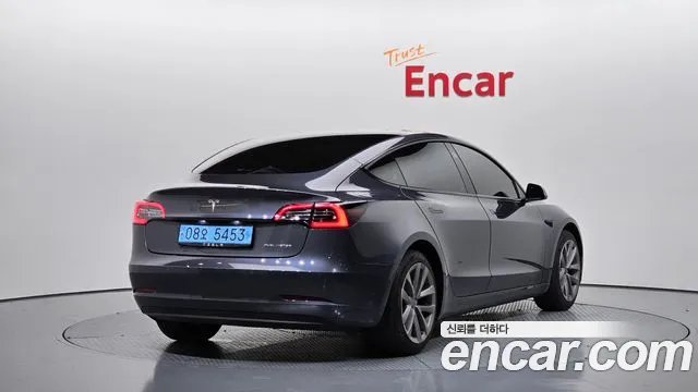 Tesla Model 3 — Фото автомобиля 2
