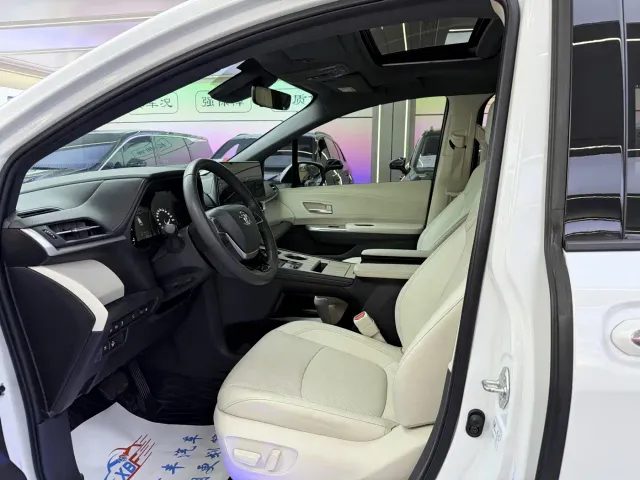 Toyota Sienna — Фото автомобиля 4