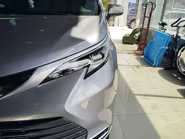 Toyota Sienna — Фото автомобиля 23