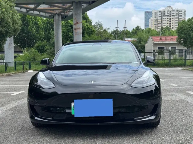 Tesla Model 3 — Фото автомобиля 2