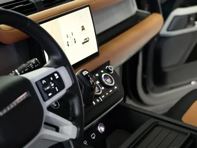 Land Rover Defender — Фото автомобиля 9