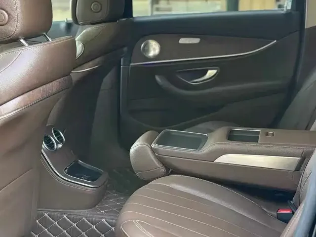 Mercedes-Benz E-Class — Фото автомобиля 5