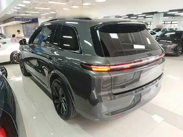 Li Auto L8 — Фото автомобиля 4