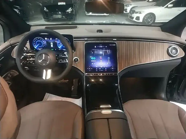 Mercedes-Benz EQE SUV — Фото автомобиля 9