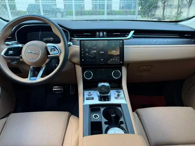 Jaguar F-Pace — Фото автомобиля 12