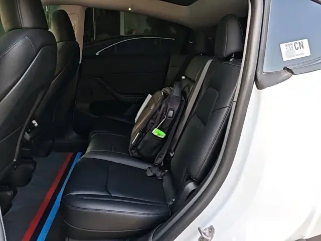 Tesla Model Y — Фото автомобиля 16