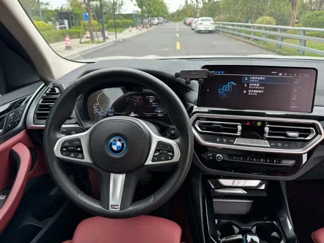 BMW iX3 — Фото автомобиля 17