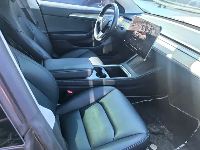 Tesla Model 3 — Фото автомобиля 16