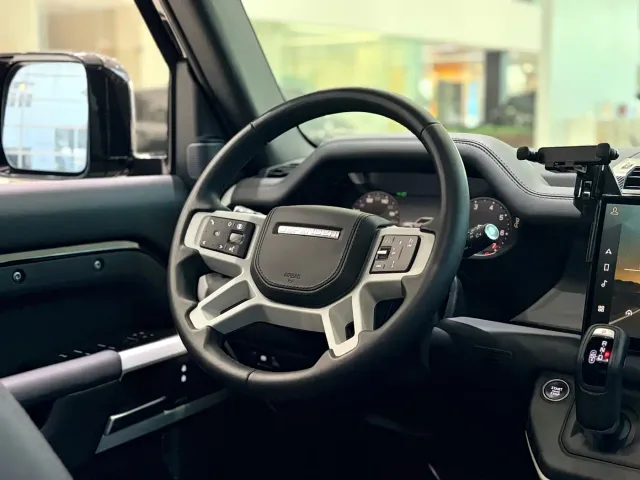 Land Rover Defender — Фото автомобиля 13