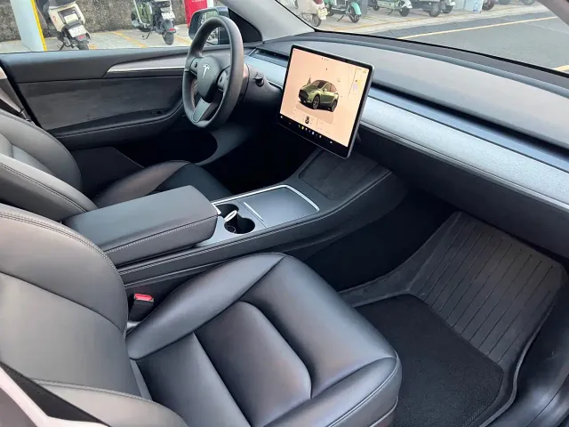 Tesla Model Y — Фото автомобиля 9