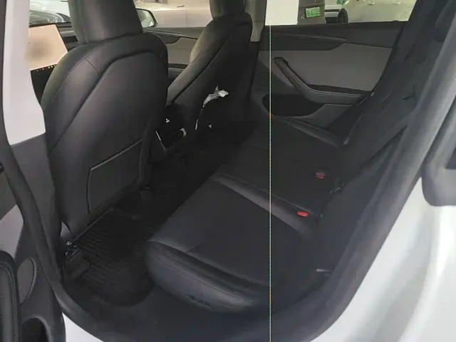 Tesla Model Y — Фото автомобиля 16