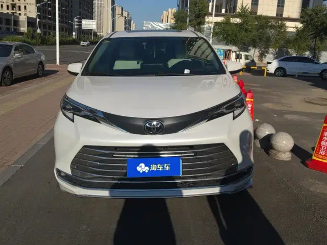 Toyota Sienna — Фото автомобиля 2