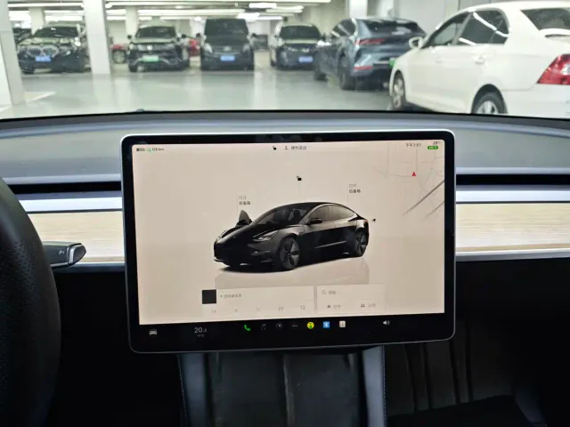 Tesla Model 3 — Фото автомобиля 8