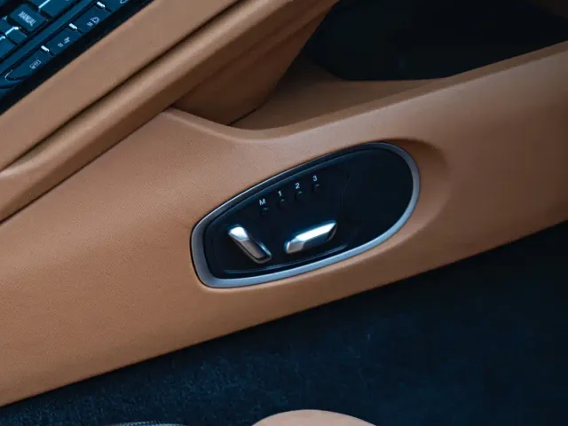Aston Martin DB12 — Фото автомобиля 21