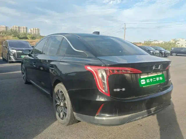 Hongqi E-QM5 — Фото автомобиля 4