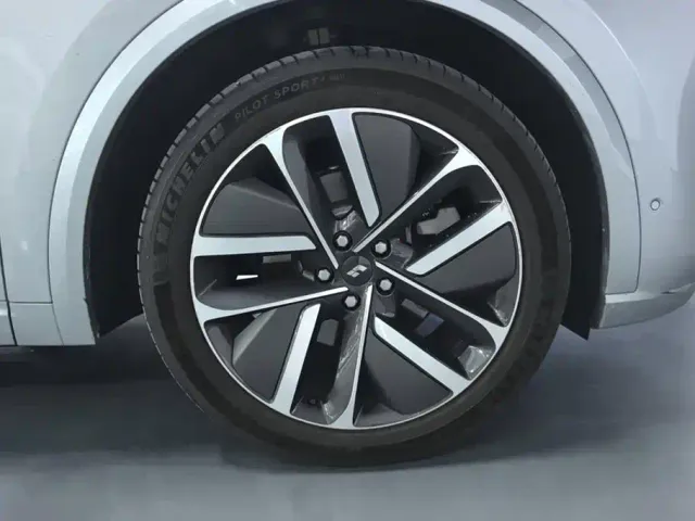 Li Auto L9 — Фото автомобиля 6