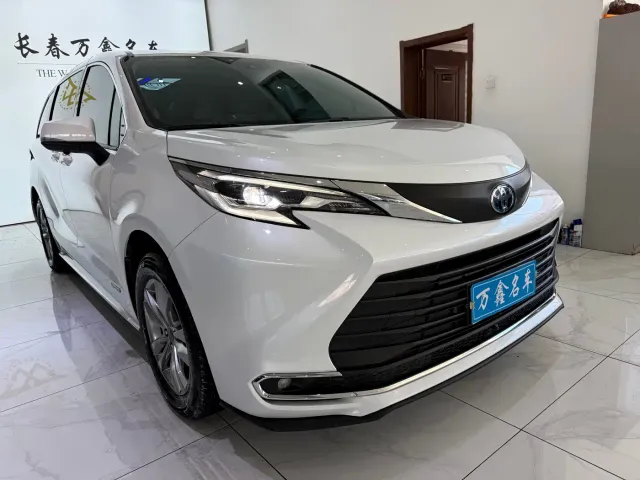 Toyota Sienna — Фото автомобиля 3