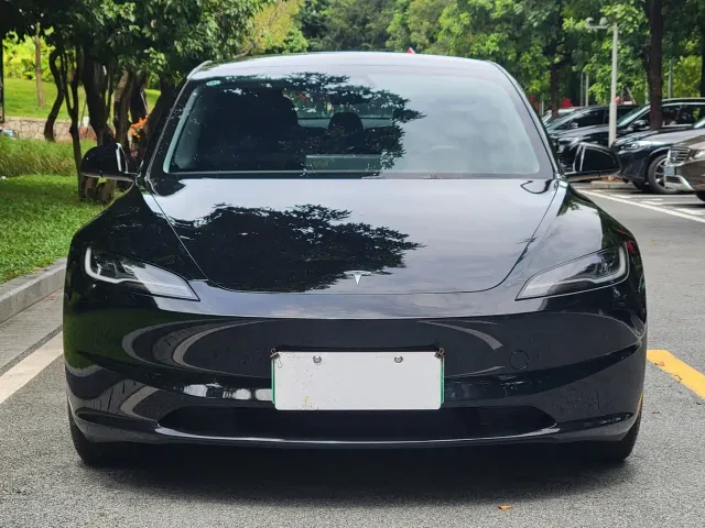 Tesla Model 3 — Фото автомобиля 2