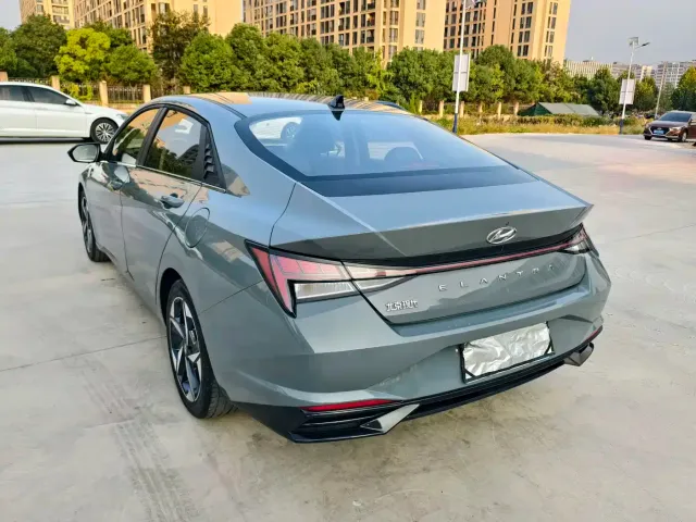 Hyundai Elantra 2022 1.5L CVT LUX Premium Edition — Фото автомобиля 4