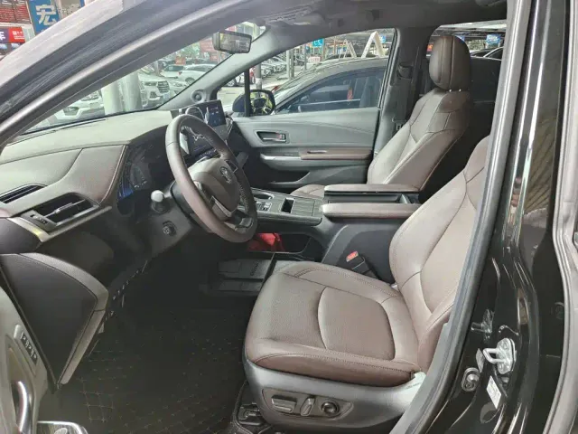 Toyota Sienna — Фото автомобиля 14