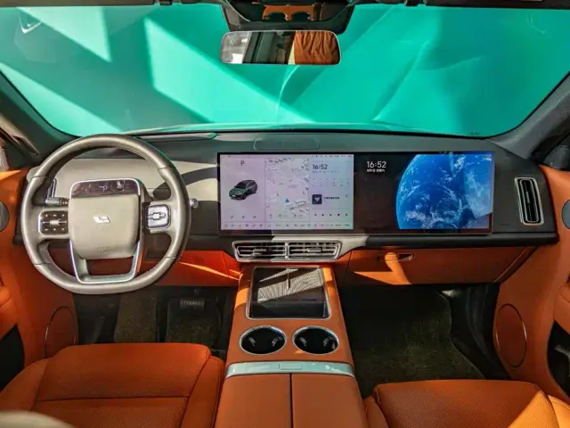 Li Auto L8 — Фото автомобиля 9