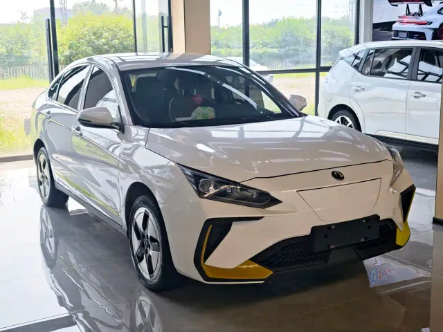 Dongfeng Fengshen E70 — Фото автомобиля 6