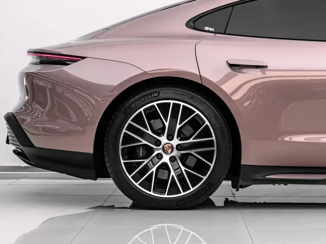 Porsche Taycan — Фото автомобиля 11