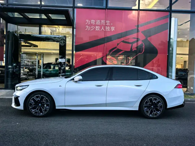 BMW 5 Series — Фото автомобиля 4