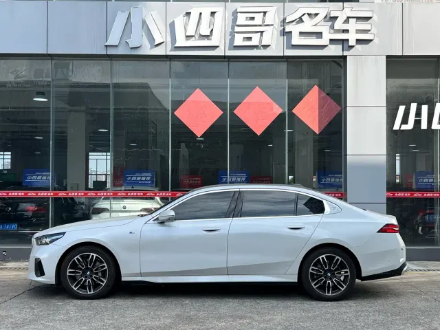 BMW 5 Series — Фото автомобиля 3